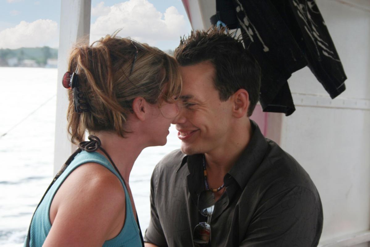 Couple sitting forehead to forehead on a boat on Boracay Island